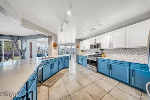 Kitchen - 10652 S Silverbluff Dr, Vail, AZ 85641 photo 7 of 7