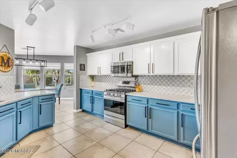 Kitchen - 10652 S Silverbluff Dr, Vail, AZ 85641 photo 3 of 7