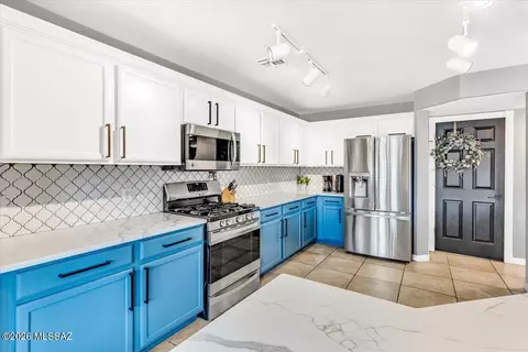 Kitchen - 10652 S Silverbluff Dr, Vail, AZ 85641 photo 2 of 7