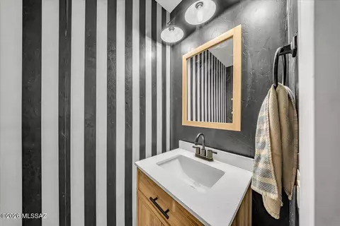 Bath - 10652 S Silverbluff Dr, Vail, AZ 85641 photo 2 of 5