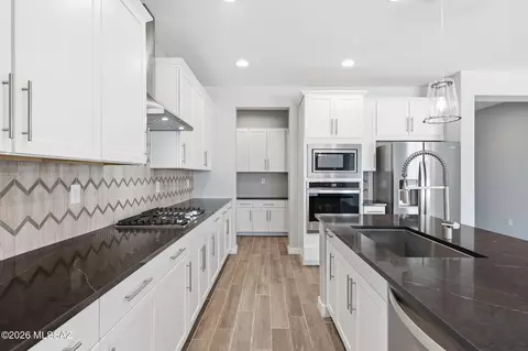 Kitchen - 13852 E Silver Pine Trl, Vail, AZ 85641 photo 6 of 7