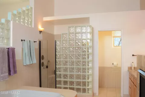 Bath - 10426 E Cloudcroft Dr, Hereford, AZ 85615 photo 4 of 8