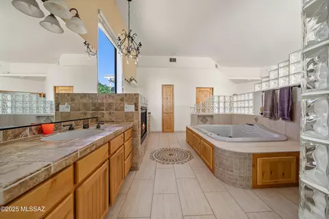 Bath - 10426 E Cloudcroft Dr, Hereford, AZ 85615 photo 3 of 8