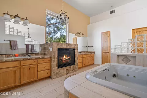 Bath - 10426 E Cloudcroft Dr, Hereford, AZ 85615 photo 2 of 8