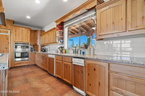 Kitchen - 10426 E Cloudcroft Dr, Hereford, AZ 85615 photo 3 of 4