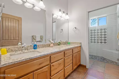 Bath - 10426 E Cloudcroft Dr, Hereford, AZ 85615 photo 5 of 8