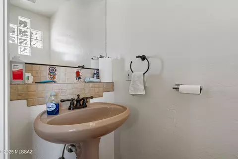 Bath - 10426 E Cloudcroft Dr, Hereford, AZ 85615 photo 7 of 8