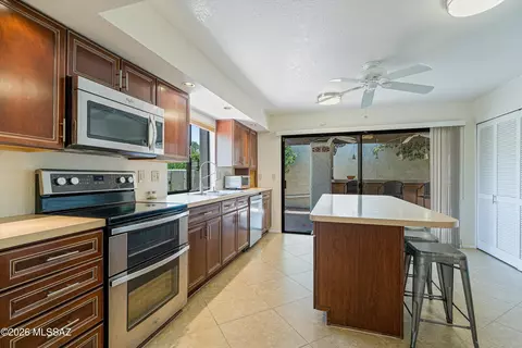 Kitchen - 7129 E Chorro Cir, Tucson, AZ 85715 photo 2 of 3