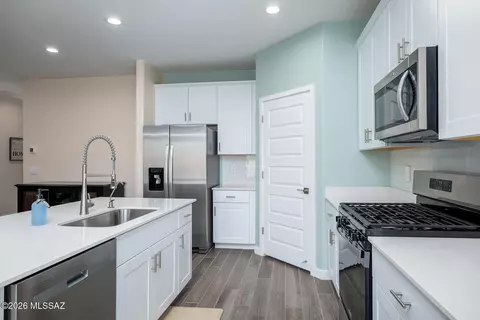 Kitchen - 14029 E Crotalus Way, Vail, AZ 85641 photo 3 of 4