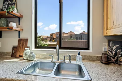Kitchen - 233 E Scepter Ln, Vail, AZ 85641 photo 4 of 5