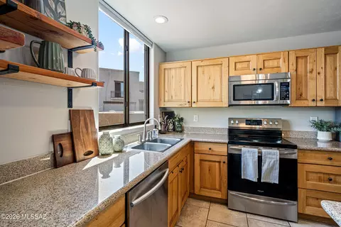 Kitchen - 233 E Scepter Ln, Vail, AZ 85641 photo 3 of 5