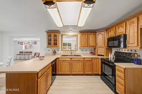 Kitchen - 7652 E Logan Pl, Tucson, AZ 85730 photo 4 of 7