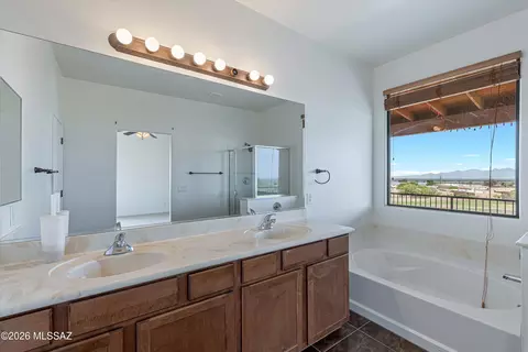Bath - 161 E Sycamore View Rd, Vail, AZ 85641 photo 2 of 3