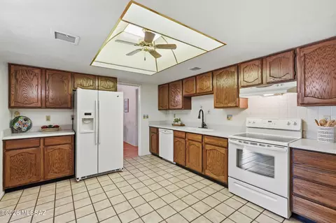 Kitchen - 7601 E Pearson St, Tucson, AZ 85715 photo 3 of 4