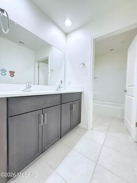 Bath - 14041 E Red Pine Pl, Vail, AZ 85641 photo 3 of 4