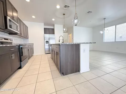 Kitchen - 14041 E Red Pine Pl, Vail, AZ 85641 photo 2 of 9