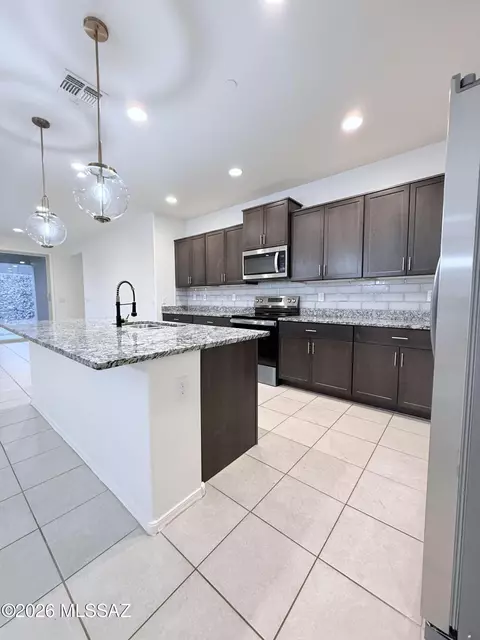 Kitchen - 14041 E Red Pine Pl, Vail, AZ 85641 photo 7 of 9