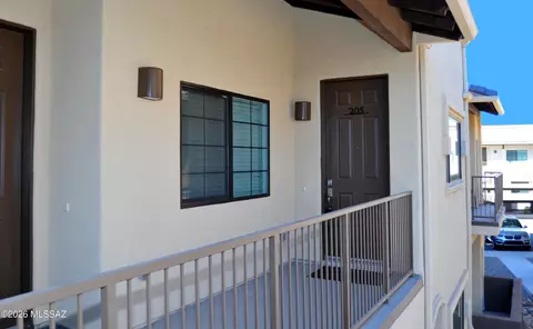 2040 E River Rd #205, Tucson, AZ 85718