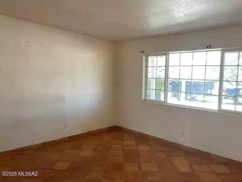 Living - 607 E Santa Fe Cir, Benson, AZ 85602 photo 1 of 5