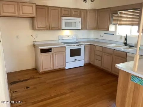 Kitchen - 607 E Santa Fe Cir, Benson, AZ 85602 photo 2 of 2