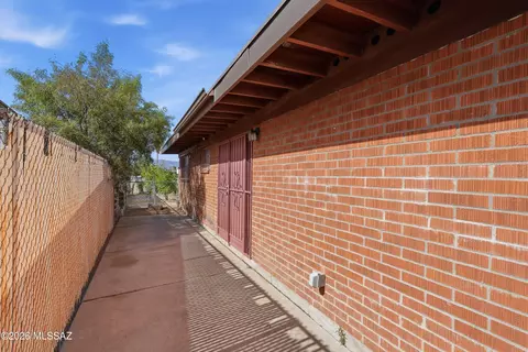 Entry Way - 6989 E Casey Pl, Tucson, AZ 85730 photo 2 of 2