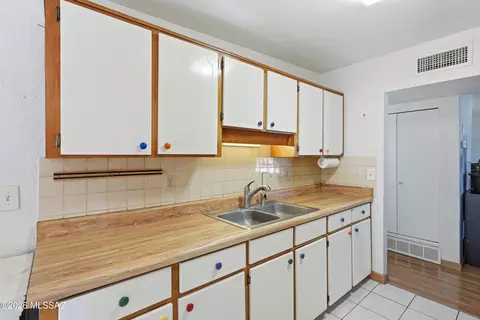 Kitchen - 6989 E Casey Pl, Tucson, AZ 85730 photo 3 of 5