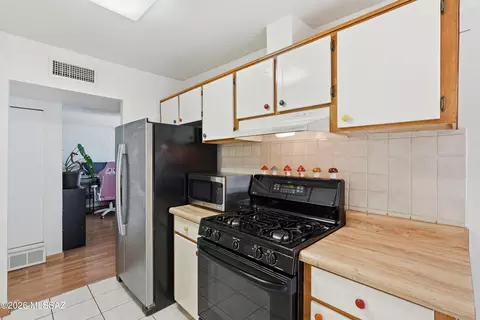 Kitchen - 6989 E Casey Pl, Tucson, AZ 85730 photo 4 of 5