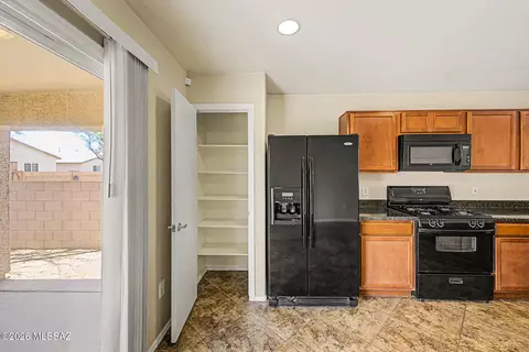 Kitchen - 5076 E Fishhook Ct, Tucson, AZ 85756 photo 5 of 5