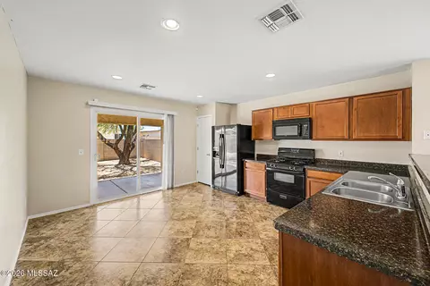 Kitchen - 5076 E Fishhook Ct, Tucson, AZ 85756 photo 2 of 5