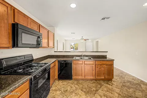 Kitchen - 5076 E Fishhook Ct, Tucson, AZ 85756 photo 4 of 5