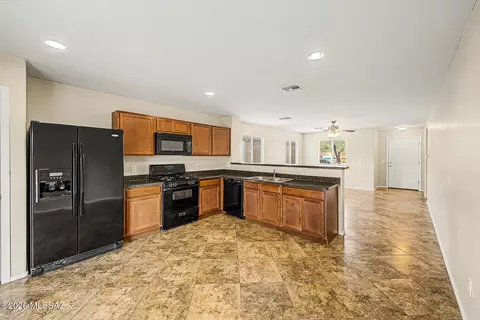Kitchen - 5076 E Fishhook Ct, Tucson, AZ 85756 photo 3 of 5