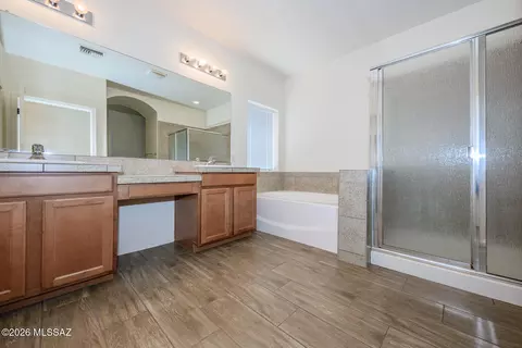 Bath - 7574 E Autumn Leaf Dr, Tucson, AZ 85756 photo 1 of 4