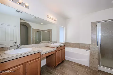 Bath - 7574 E Autumn Leaf Dr, Tucson, AZ 85756 photo 2 of 4