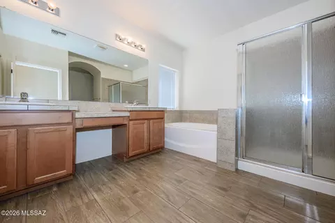 Bath - 7574 E Autumn Leaf Dr, Tucson, AZ 85756 photo 1 of 4