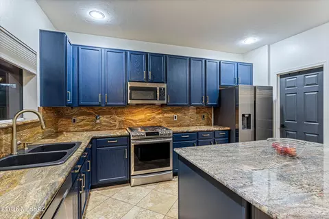 Kitchen - 3703 E Capriole Pl, Tucson, AZ 85739 photo 4 of 7