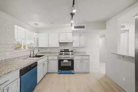7841 E Longleaf Pl, Tucson, AZ 85730 photo 2