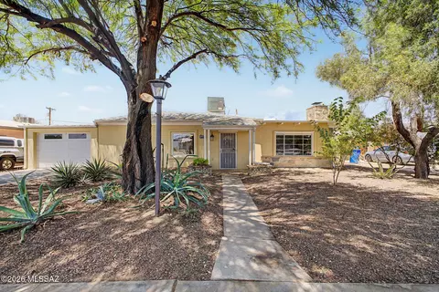 3973 E Desmond Ln, Tucson, AZ 85712