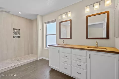 Bath - 13368 E Almond Crest Dr, Vail, AZ 85641 photo 1 of 3