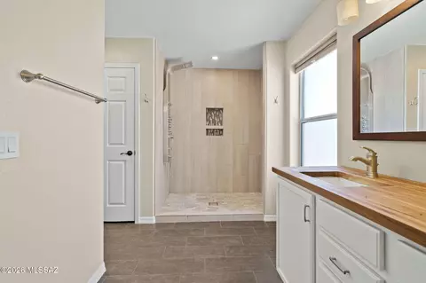 Bath - 13368 E Almond Crest Dr, Vail, AZ 85641 photo 2 of 3
