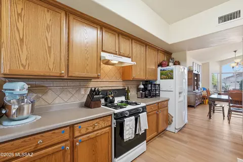 Kitchen - 10650 E Bridgeport St, Tucson, AZ 85747 photo 3 of 4