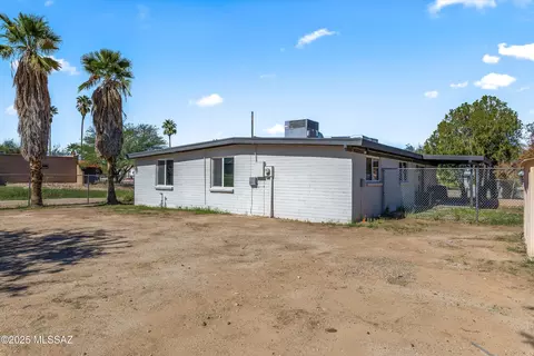 Exterior - 8448 E Ruby Dr, Tucson, AZ 85730 photo 3 of 5