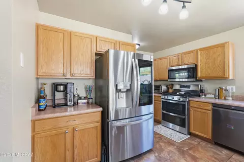 Kitchen - 13726 E Shadow Pines Ln, Vail, AZ 85641 photo 2 of 4