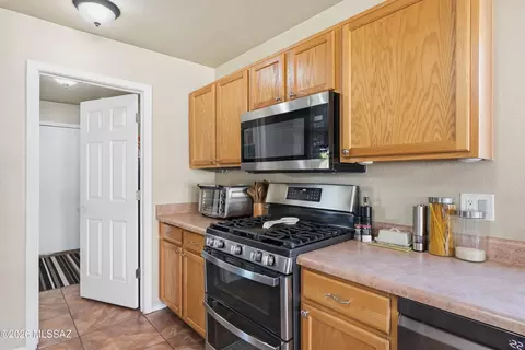 Kitchen - 13726 E Shadow Pines Ln, Vail, AZ 85641 photo 3 of 4