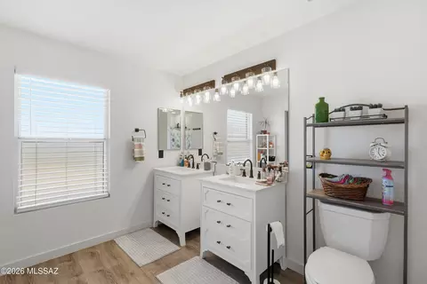 Bath - 13726 E Shadow Pines Ln, Vail, AZ 85641 photo 2 of 4