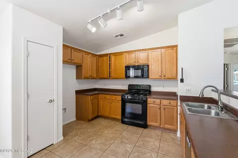 Kitchen - 12757 E Hartshorn Pass, Vail, AZ 85641 photo 4 of 7