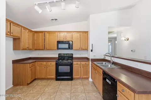 Kitchen - 12757 E Hartshorn Pass, Vail, AZ 85641 photo 3 of 7