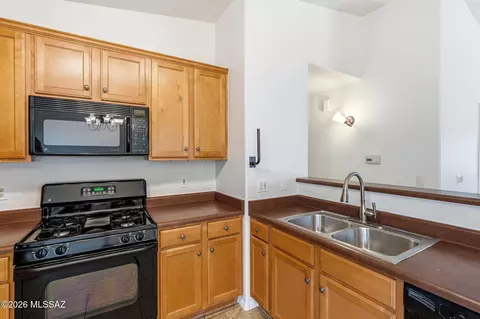 Kitchen - 12757 E Hartshorn Pass, Vail, AZ 85641 photo 6 of 7