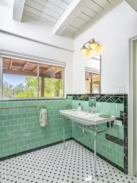 Bath - 7944 E Cloud Rd, Tucson, AZ 85750 photo 6 of 8