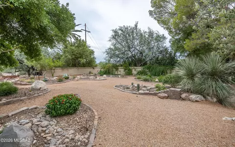 Exterior - 7944 E Cloud Rd, Tucson, AZ 85750 photo 3 of 8