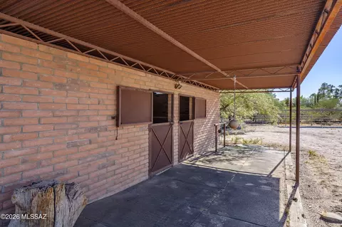 Exterior - 7944 E Cloud Rd, Tucson, AZ 85750 photo 5 of 8